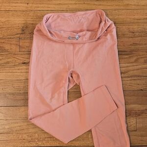 Peach Outdoor Voices Leggings - size M